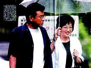 山口百惠近况 山口百惠近照图片曝光与老公甜蜜出行