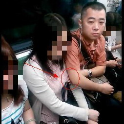 7时搭地铁时,发现1名中年男子对旁边女乘客耍