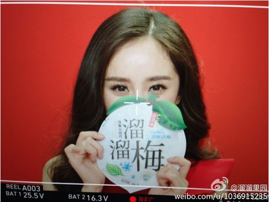 杨幂拍摄溜溜梅新广告片 调皮卖萌萌翻工作人员