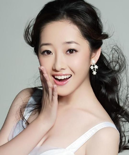 /enpproperty--> 一克拉梦想女主角刘美丽是谁演的 刘美丽扮演者蒋梦婕个人资料及照片 都市时尚情感大剧《一克拉梦想》由浙江华策影视股份有限公司出品。该剧主打青春+梦想+时尚,讲述一群年轻人为梦想而奋斗的励志故事。《一克拉梦想》也将同时拍摄十部与梦想主题相关的微电影,微电影系列有《飞行公路》《校园英雄》等。深圳卫视黄金剧场2013年10月27日起每晚19:30全国首轮独播。那么这部《一克拉梦想》女主角刘美丽是谁演的?