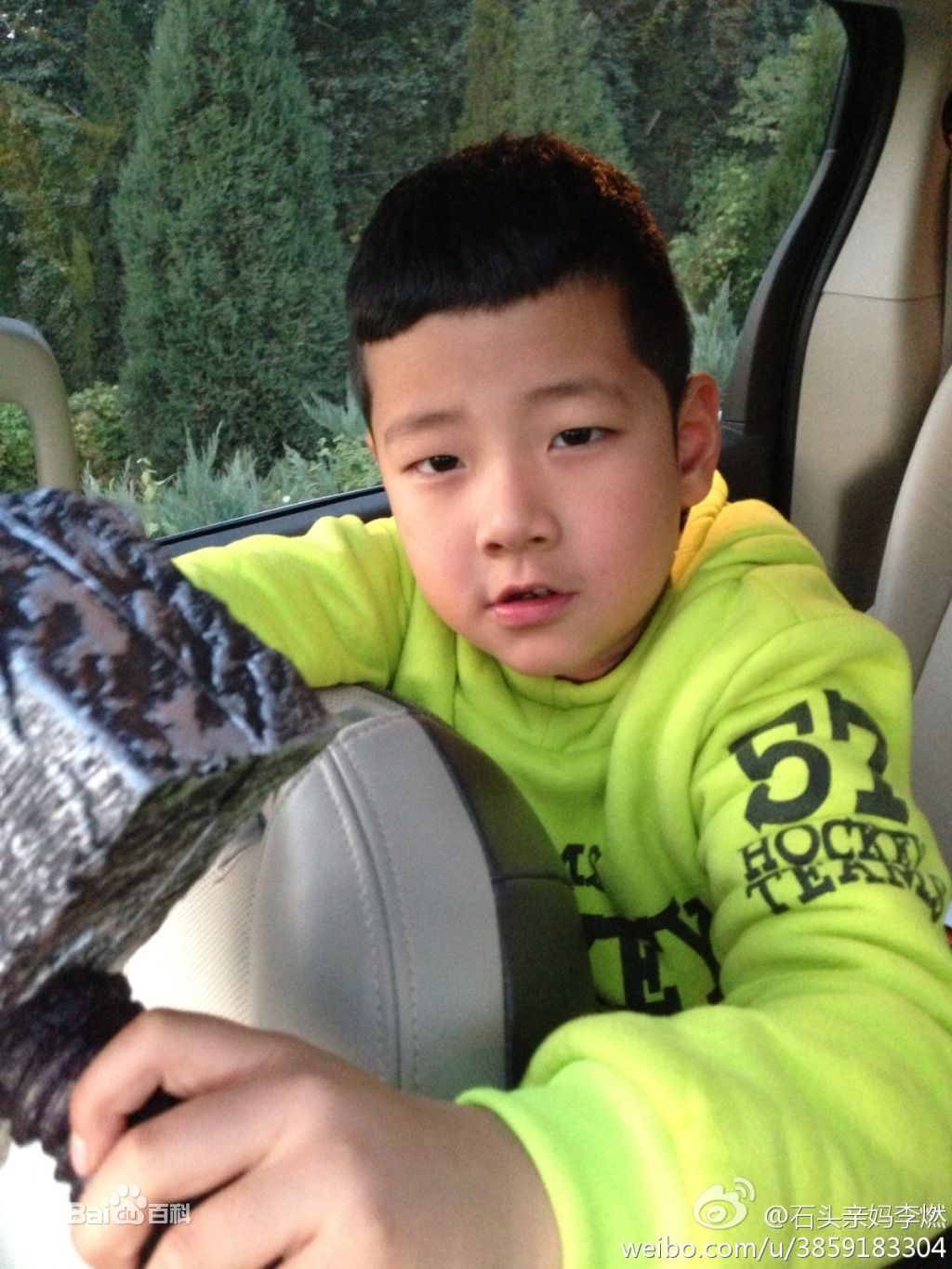 小石头郭子睿的手怎么受伤的 小石头的妈妈是