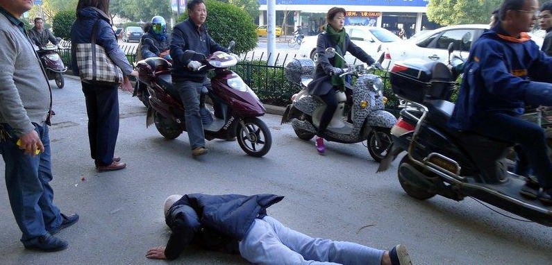 翁摔倒为什么没人敢扶 8旬老人摔倒没人敢扶原
