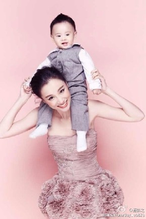 陈龙老婆章龄之携子酒酒拍亲子照
