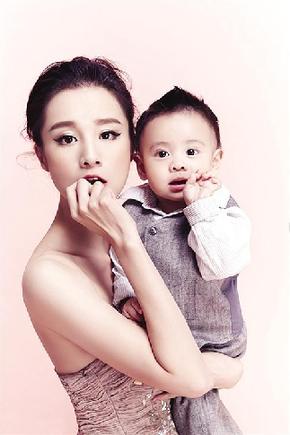 陈龙老婆章龄之携子酒酒拍亲子照