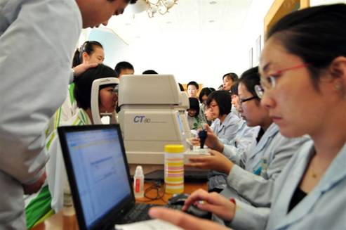 2013全国风靡带孩子去看3D电影摘眼镜