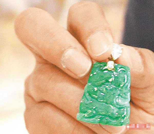 郭台铭亡妻玉佩带20年不离身 狗狗感动老公念